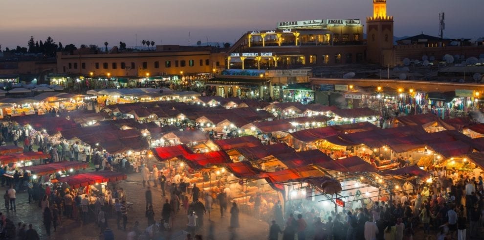 in-the-evening-jemaa-el-fna-takes-on-an-exotic-ambience-food-stalls-are-in-full-swing-and-smoke-from_t20_A9J73V-990×490